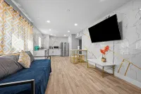 Chic & Stylish 2-Bedroom Apartment with Free Parking - Condos