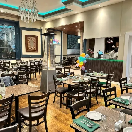 Green Ariana Hotel & Restaurant Отели рядом с достопримечательностью «Стадион «Лофтус Роуд»»