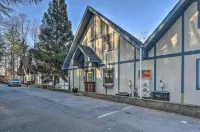 Relax in comfort at the Alpine Cottage 2 which is centrally located in Helen. - 3-Star