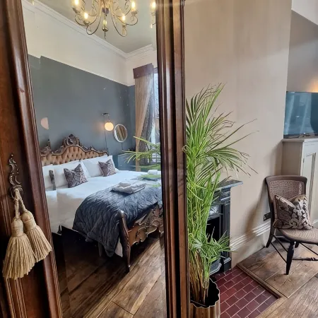 Huntress Suite, Buxton - a beautiful victorian apartment with private parking. Hotels in Buxton