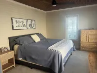 Charming Beachfront 4-bedroom cottage with WiFi, AC in Coldwater