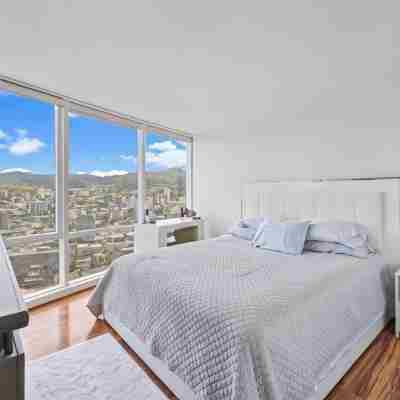 Beach, City lights and Mountain Views 180 degrees view & centrally located Rooms