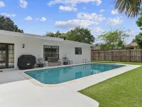 Outdoor Oasis Heated Pool, Hot Tub, Fire Pit, Tiki, Games Hotels in Lighthouse Point