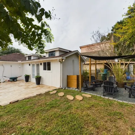 Buckle & Boots BNB - 20 minutes to downtown + pool