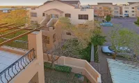 Tuscan style loft, 2 patios, WiFi, Netflix , pool - 2 ดาว