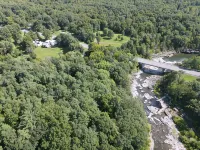 Spring Creek Farmhouse Luxury Family Retreat on 25 acre with direct river access - Homestays