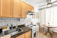 Charming Riverwalk Retreat – Spacious Downtown Condo