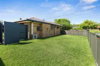 Pets welcome, family friendly home. 5 minute drive to beaches. - 4 stelle