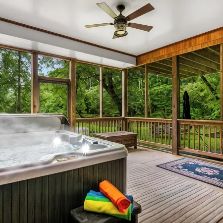 Cabin Zen. Riverfront. Hot Tub. Fire-Pit. Arcades. Pet-Friendly. Sleeps 8+