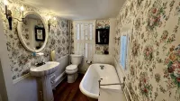 The Best Historic District Victorian Cottage in Eureka Springs - Country Houses