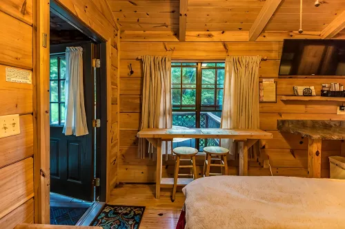 Mountain Serenity & Close to Hiking, Rafting, Fishing and KayakingWolf Song" - Homestays