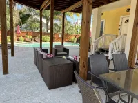 F2, Downtown St. Augustine, POOL, beaches, spacious, free onsite parking!
