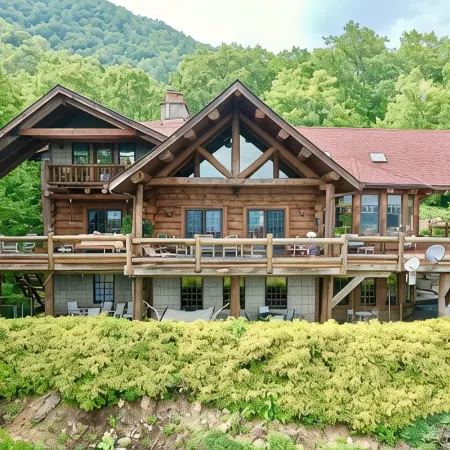 TN Mountain Lodge: sleeps 22+ lake, hikes, hot tub, Sauna