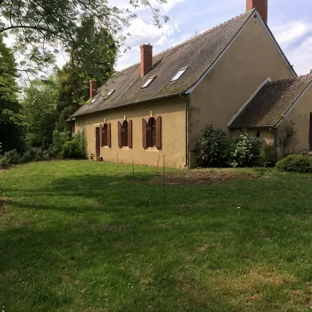Longère in Berry with swimming pool on the edge of a castle park