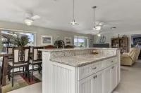 Waterfront-canal/w/Gulf view-pets welcome-private dock for a fee.