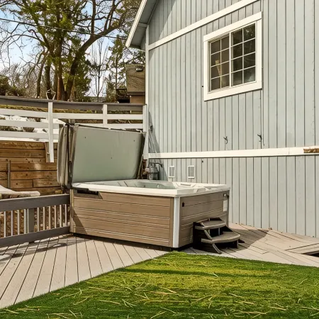 Stylish Chalet with Hot Tub and Jacuzzi!