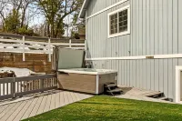 Stylish Chalet with Hot Tub and Jacuzzi! - Hot Tub