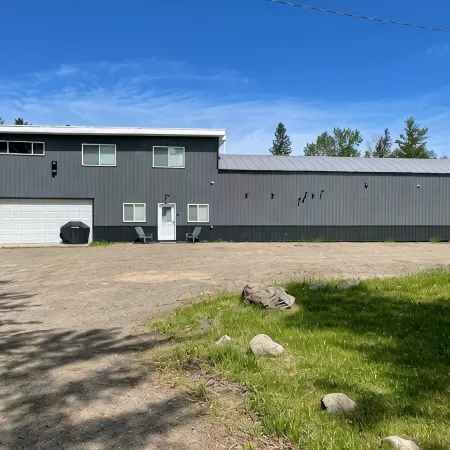 Spacious 3 bedroom 2 bath lodging near trails, with lots of off-street parking!