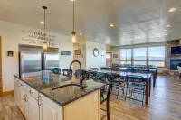 10Bedroom 6 bath Lakeview Retreat with Year-Round Hot Tub & Unique Entertainment