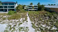 Beautiful canal front unit!See manatees playing from your living room.Cabana #12