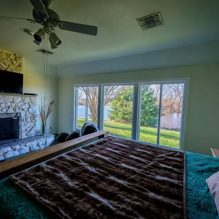 Private Country Home on 4 Acres, Open Space, Pool, Hot Tub, Gameroom, Pond