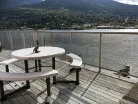 Cottage on a private sandy beach with a gorgeous view of the city of Nelson. - en bord de mer