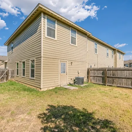 20% OFF Updated 3BR 2.5BTH Townhome - Pet-friendly - Fast WiFi-Driveaway Parking