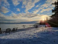 3 BR Lake Front Getaway! Dog Friendly, Lakeside Deck, Dock, Incredible Sunrises - WiFi