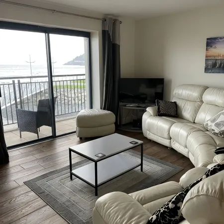 Newcastle Seafront apartment with WiFi & Parking