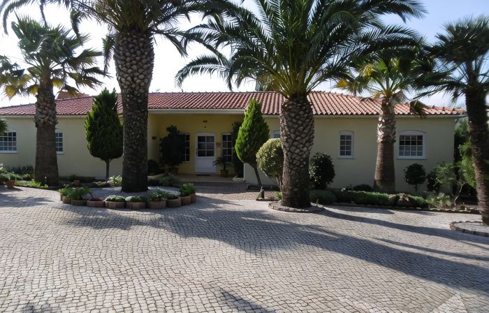 Bungalow with apartment in a quiet location and large pool