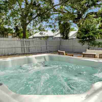 Hot Tub Gem ~ Stylish, Cozy & 6 mins to Downtown ~ Fast Wifi Fitness & Recreational Facilities