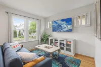 Berwyn Bungalow - Explore Chicago from a Modern, Hip Bungalow vacation home. - 3-Star