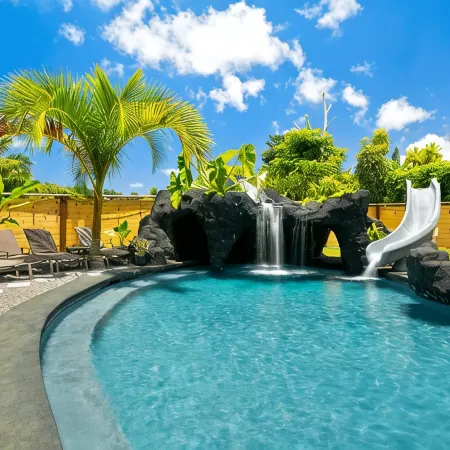 The Lagoon: 4 Bd Home. Pool, Jacuzzi, Waterslide, Home Theater & AC. Sleeps 17