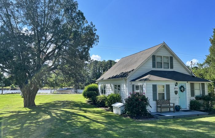 Relax at this beautiful Historic Intracoastal Waterlily Cottage + Game Room