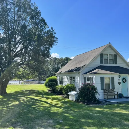 Relax at this beautiful Historic Intracoastal Waterlily Cottage + Game Room