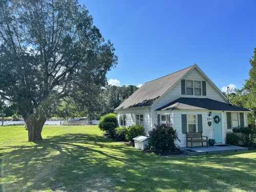 Relax at this beautiful Historic Intracoastal Waterlily Cottage + Game Room - Wifi
