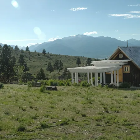 Cozy Cottage overlooking Bitterroot Valley, private setting east of Victor