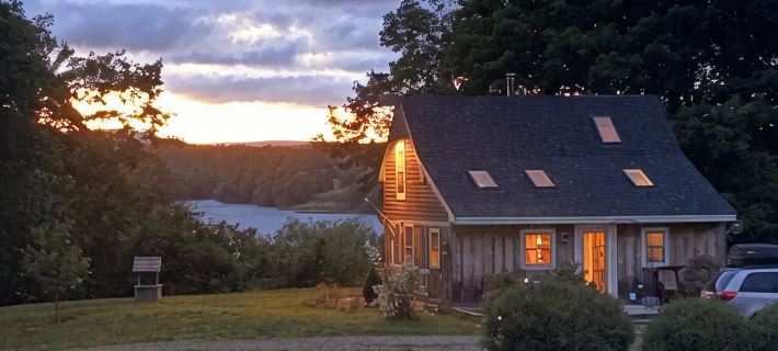 Waterfront cottage with deep water dock, ocean front. Hotels in Belfast