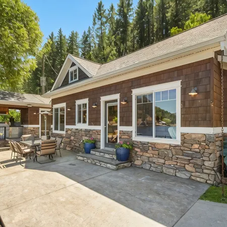 Waterfront Luxury Tiny Home w/ private dock on Deer Lake
