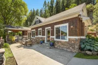 Waterfront Luxury Tiny Home w/ private dock on Deer Lake
