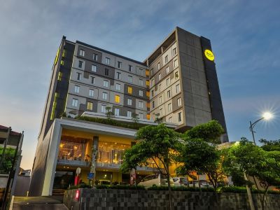 Yello Hotel Jemursari