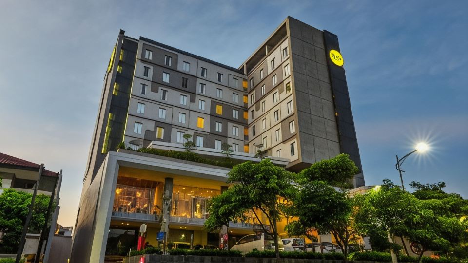 Yello Hotel Jemursari