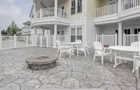 Cozy, convenient poolside by canal and beach .9 m Downtown shops and eateries