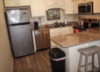Newly Renovated Cozy Condo in Midtown Crossing - Homestays