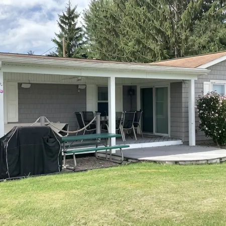 Spring Summer Specials on Cozy Newly Renovated Cottage with AC Right on the Lake