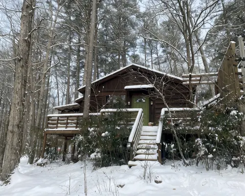 Tale of the trout cabin located 1 mile from the trout stream and Lake Hotels in Broken Bow