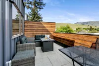 Hot Tub and Rooftop Patio- Walk to Downtown!