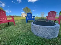 Star glazing Tiny house off grid peaceful Stone Mountain State Park and Fire pit Hotel di Traphill