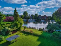 Charming Riverside Cottage - Ideal for Families & Groups, Pool, Gardens & River Hotels in Staines