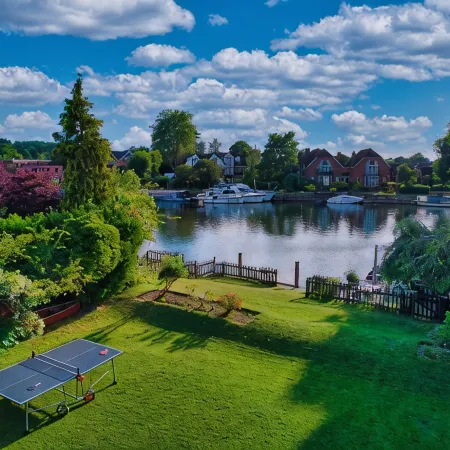 Charming Riverside Cottage - Ideal for Families & Groups, Pool, Gardens & River